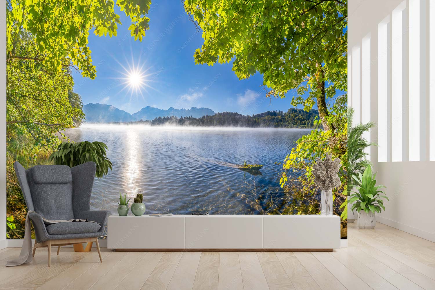 Uferleuchten – Fototapete – Größe ca. 300x200cm, Seitenverhältnis 3:2 — Barmsee Karwendel Morgennebel über dem Barmsee mit Karwendel-Silhouette - Uferleuchten - Fototapete - Größe ca. 300x200cm, Seitenverhältnis 3:2 - Barmsee Karwendel - weitere Infos unter https://www.kriner-weiermann.de