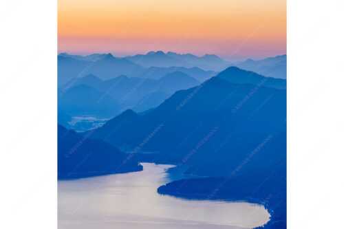 Blick über den Walchensee zur Benediktenwand und der Jachenau - Walchenseesilhouetten - Seitenverhältnis 1:1 - Walchensee Jachenau Benediktenwand - weitere Infos unter https://www.kriner-weiermann.de