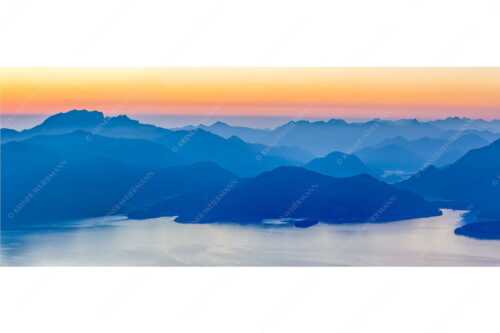 Blick über den Walchensee zur Benediktenwand und der Jachenau - Walchenseesilhouetten - Seitenverhältnis 2,5:1 - Walchensee Jachenau Benediktenwand - weitere Infos unter https://www.kriner-weiermann.de