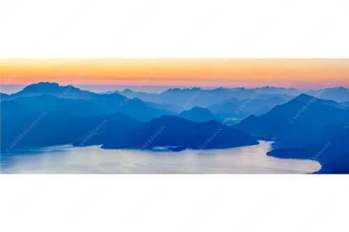 Blick über den Walchensee zur Benediktenwand und der Jachenau - Walchenseesilhouetten - Seitenverhältnis 3:1 - Walchensee Jachenau Benediktenwand - weitere Infos unter https://www.kriner-weiermann.de