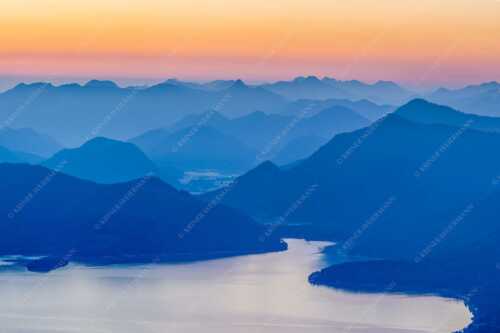 Blick über den Walchensee zur Benediktenwand und der Jachenau - Walchenseesilhouetten - Seitenverhältnis 3:2 - Walchensee Jachenau Benediktenwand - weitere Infos unter https://www.kriner-weiermann.de