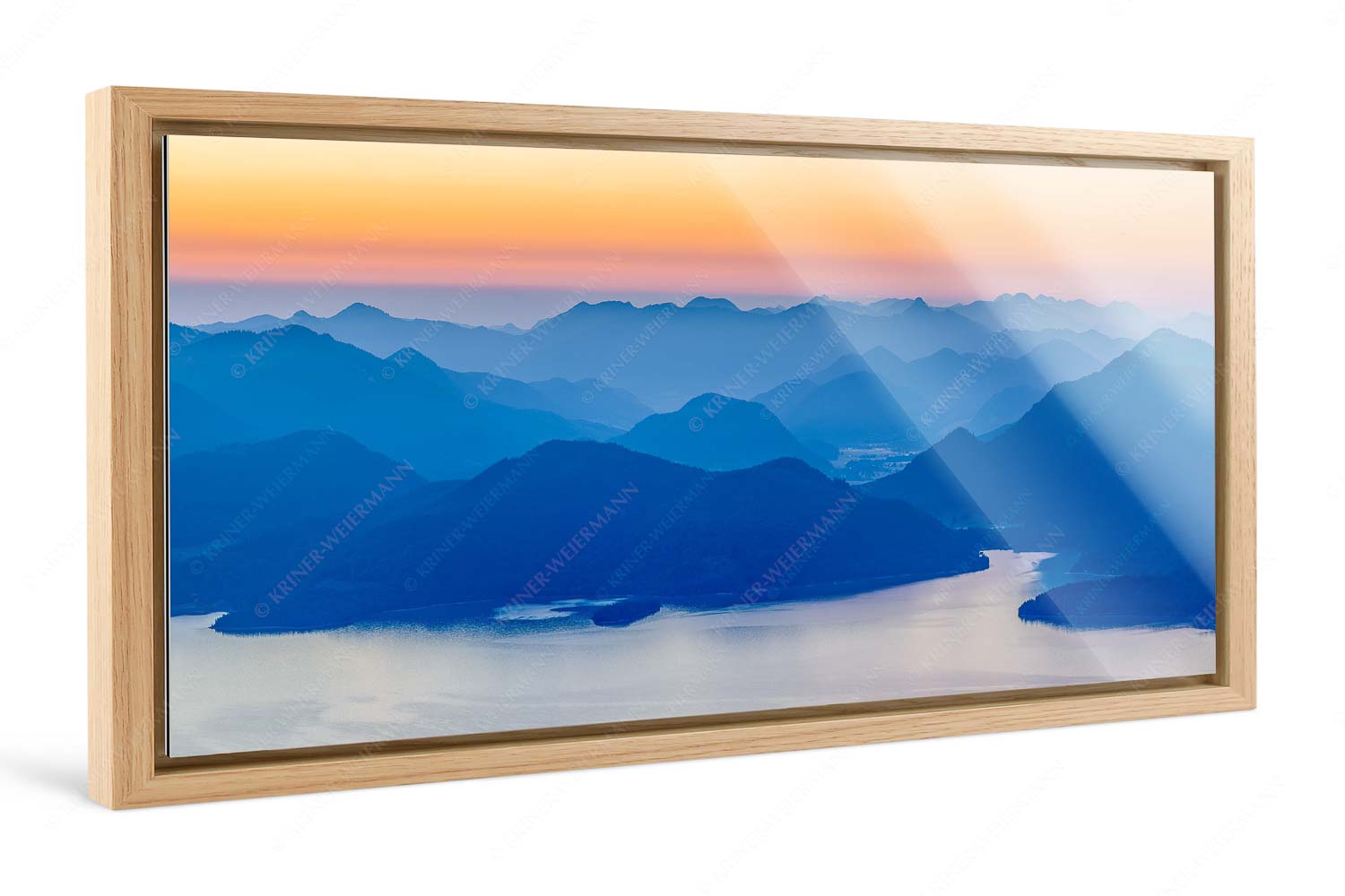 Walchenseesilhouetten – Foto im Schattenfugen-Rahmen, Seitenverhältnis 2:1 — Walchensee Jachenau Benediktenwand Blick über den Walchensee zur Benediktenwand und der Jachenau - Walchenseesilhouetten - Foto im Schattenfugen-Rahmen, Seitenverhältnis 2:1 - Walchensee Jachenau Benediktenwand - weitere Infos unter https://www.kriner-weiermann.de