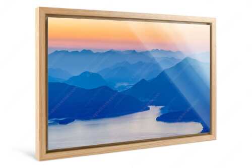 Blick über den Walchensee zur Benediktenwand und der Jachenau - Walchenseesilhouetten - Foto im Schattenfugen-Rahmen, Seitenverhältnis 3:2 - Walchensee Jachenau Benediktenwand - weitere Infos unter https://www.kriner-weiermann.de