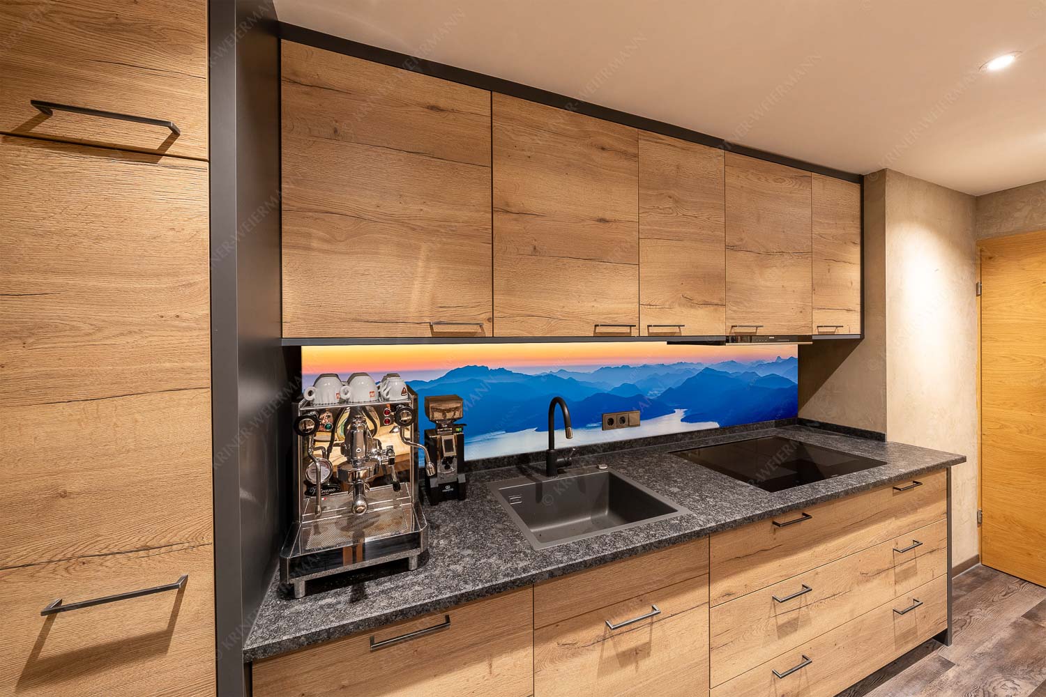 Walchenseesilhouetten – Küchenspiegel – Größe ca. 270x54cm, Seitenverhältnis 5:1 — Walchensee Jachenau Benediktenwand Blick über den Walchensee zur Benediktenwand und der Jachenau - Walchenseesilhouetten - Küchenspiegel - Größe ca. 270x54cm, Seitenverhältnis 5:1 - Walchensee Jachenau Benediktenwand - weitere Infos unter https://www.kriner-weiermann.de