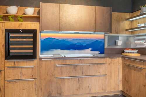 Blick über den Walchensee zur Benediktenwand und der Jachenau - Walchenseesilhouetten - Küchenrückwand - Größe ca. 180x60cm, Seitenverhältnis 3:1 - Walchensee Jachenau Benediktenwand - weitere Infos unter https://www.kriner-weiermann.de