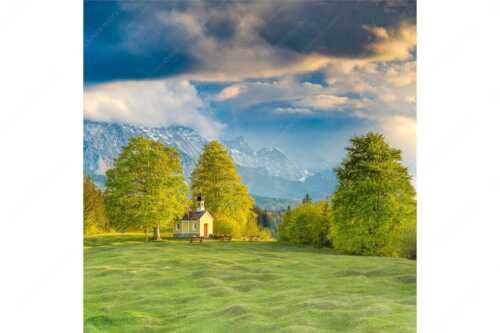 Blick über die Buickelwiesen und der Kapelle Maria Rast in Krün zum Wettersteingebirge - Wettersteinandacht - Seitenverhältnis 1:1 - Kapelle Maria Rast Krün - weitere Infos unter https://www.kriner-weiermann.de