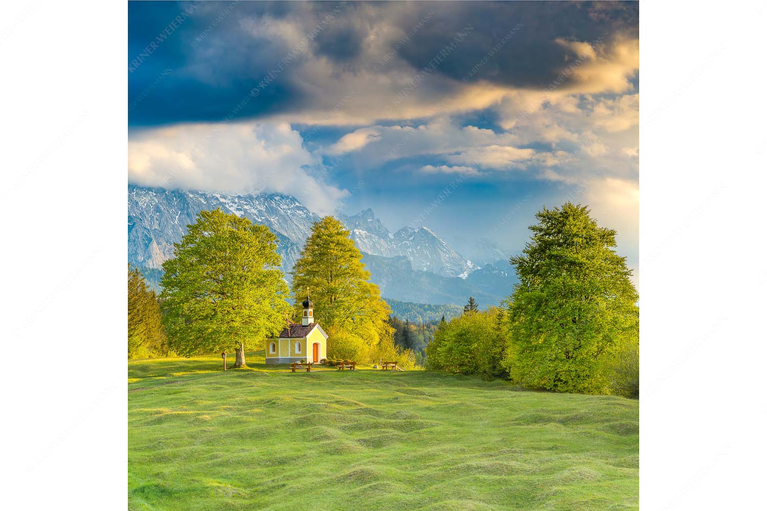 Wettersteinandacht – Seitenverhältnis 1:1 — Kapelle Maria Rast Krün Blick über die Buickelwiesen und der Kapelle Maria Rast in Krün zum Wettersteingebirge