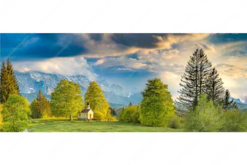Blick über die Buickelwiesen und der Kapelle Maria Rast in Krün zum Wettersteingebirge - Wettersteinandacht - Seitenverhältnis 2,5:1 - Kapelle Maria Rast Krün - weitere Infos unter https://www.kriner-weiermann.de
