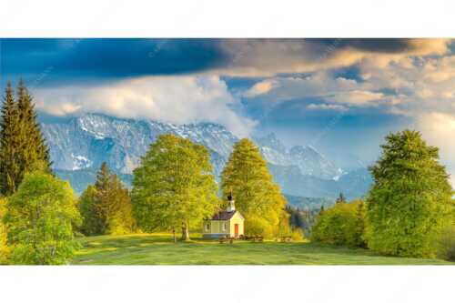 Blick über die Buickelwiesen und der Kapelle Maria Rast in Krün zum Wettersteingebirge - Wettersteinandacht - Seitenverhältnis 2:1 - Kapelle Maria Rast Krün - weitere Infos unter https://www.kriner-weiermann.de