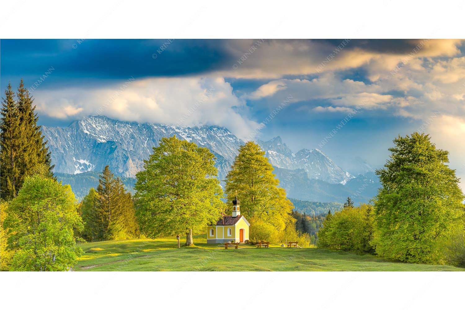 Blick über die Buickelwiesen und der Kapelle Maria Rast in Krün zum Wettersteingebirge - Wettersteinandacht - Seitenverhältnis 2:1 - Kapelle Maria Rast Krün - weitere Infos unter https://www.kriner-weiermann.de