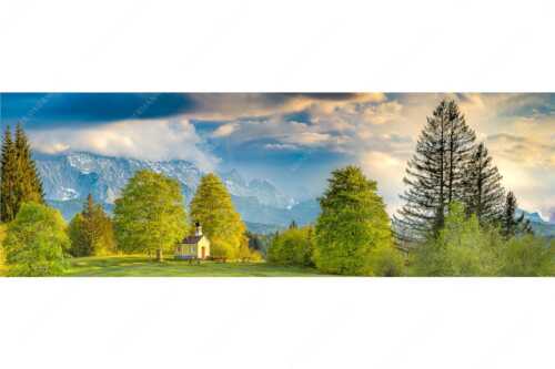 Blick über die Buickelwiesen und der Kapelle Maria Rast in Krün zum Wettersteingebirge - Wettersteinandacht - Seitenverhältnis 3:1 - Kapelle Maria Rast Krün - weitere Infos unter https://www.kriner-weiermann.de