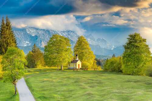 Blick über die Buickelwiesen und der Kapelle Maria Rast in Krün zum Wettersteingebirge - Wettersteinandacht - Seitenverhältnis 3:2 - Kapelle Maria Rast Krün - weitere Infos unter https://www.kriner-weiermann.de