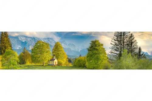 Blick über die Buickelwiesen und der Kapelle Maria Rast in Krün zum Wettersteingebirge - Wettersteinandacht - Seitenverhältnis 4:1 - Kapelle Maria Rast Krün - weitere Infos unter https://www.kriner-weiermann.de