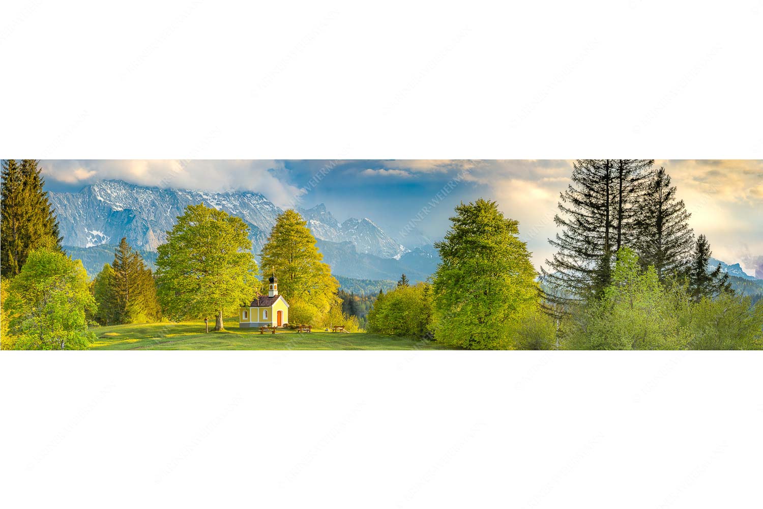 Wettersteinandacht – Seitenverhältnis 4:1 — Kapelle Maria Rast Krün Blick über die Buickelwiesen und der Kapelle Maria Rast in Krün zum Wettersteingebirge