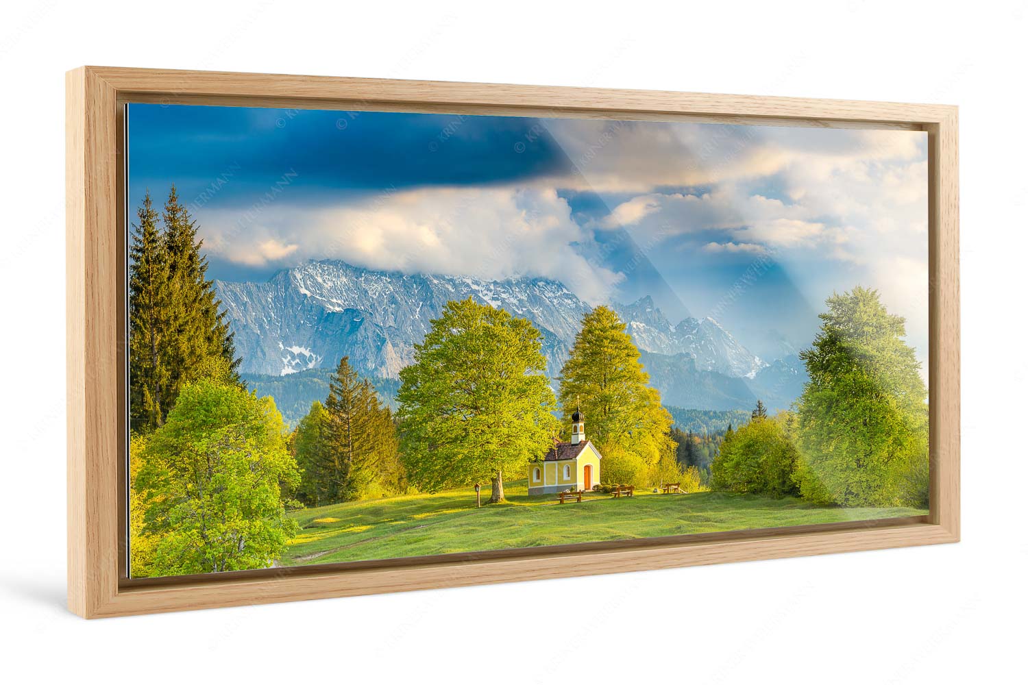 Blick über die Buickelwiesen und der Kapelle Maria Rast in Krün zum Wettersteingebirge - Wettersteinandacht - Foto im Schattenfugen-Rahmen, Seitenverhältnis 2:1 - Kapelle Maria Rast Krün - weitere Infos unter https://www.kriner-weiermann.de