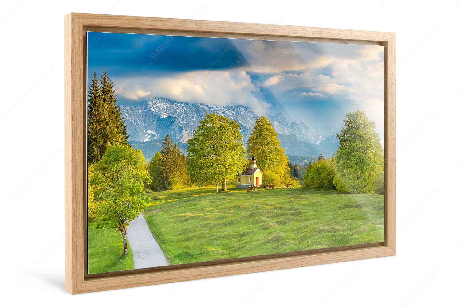 Wettersteinandacht – Foto im Schattenfugen-Rahmen, Seitenverhältnis 3:2 — Kapelle Maria Rast Krün Blick über die Buickelwiesen und der Kapelle Maria Rast in Krün zum Wettersteingebirge - Wettersteinandacht - Foto im Schattenfugen-Rahmen, Seitenverhältnis 3:2 - Kapelle Maria Rast Krün - weitere Infos unter https://www.kriner-weiermann.de
