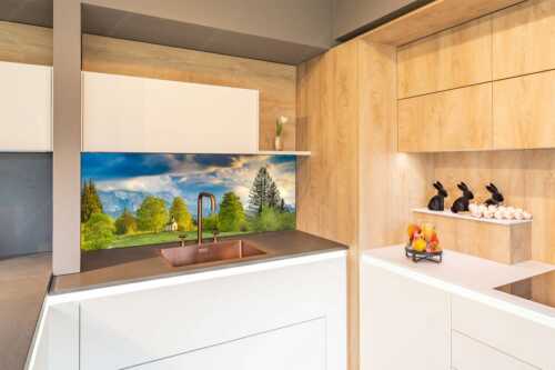 Blick über die Buickelwiesen und der Kapelle Maria Rast in Krün zum Wettersteingebirge - Wettersteinandacht - Küchenrückwand - Größe ca. 150x60cm, Seitenverhältnis 2,5:1 - Kapelle Maria Rast Krün - weitere Infos unter https://www.kriner-weiermann.de