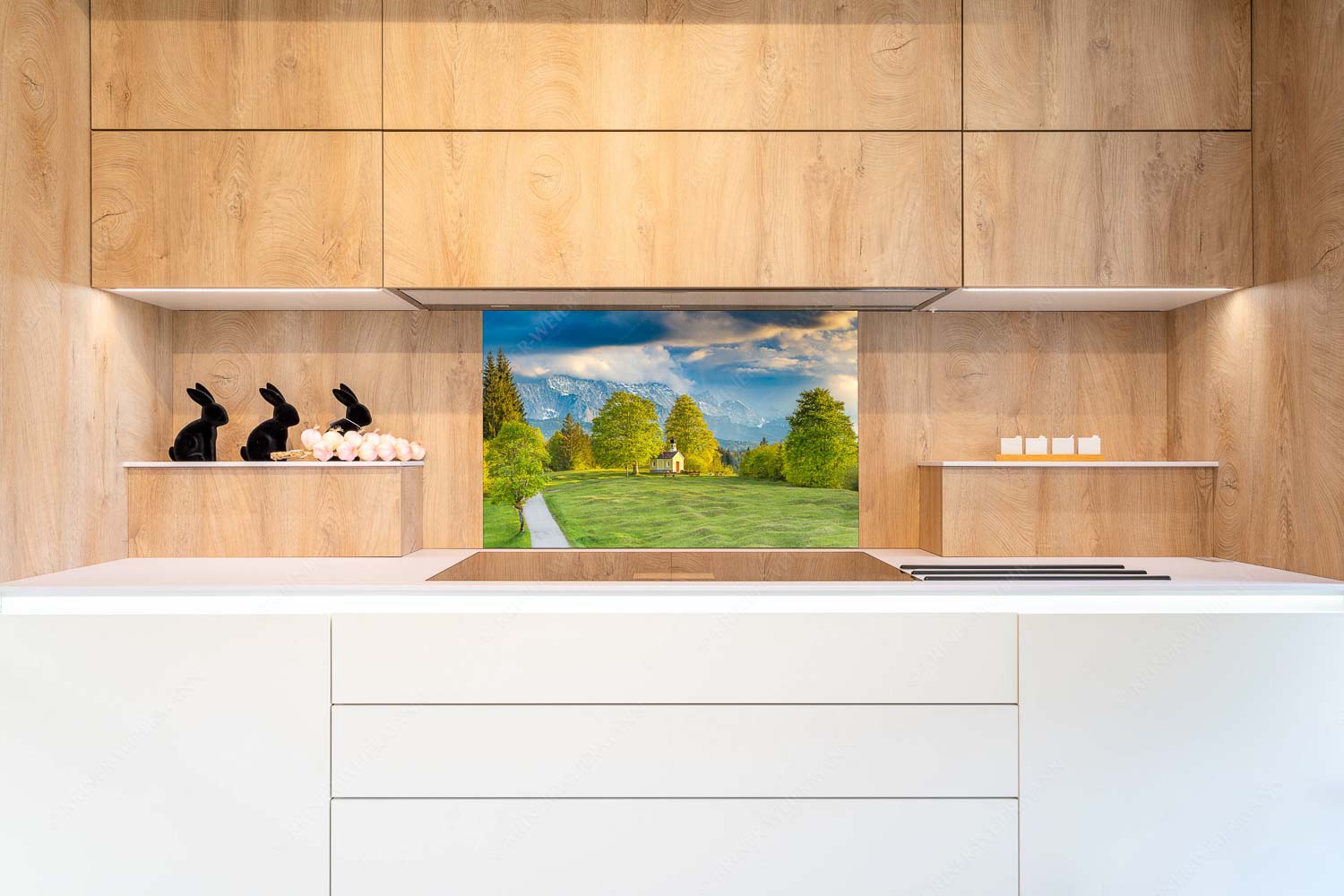 Wettersteinandacht – Küchenspiegel – Größe ca. 90x60cm, Seitenverhältnis 3:2 — Kapelle Maria Rast Krün Blick über die Buickelwiesen und der Kapelle Maria Rast in Krün zum Wettersteingebirge - Wettersteinandacht - Küchenspiegel - Größe ca. 90x60cm, Seitenverhältnis 3:2 - Kapelle Maria Rast Krün - weitere Infos unter https://www.kriner-weiermann.de