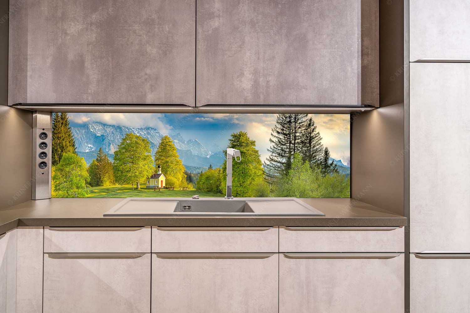 Wettersteinandacht – Küchenrückwand – Größe ca. 200x50cm, Seitenverhältnis ca: 4:1 — Kapelle Maria Rast Krün Blick über die Buickelwiesen und der Kapelle Maria Rast in Krün zum Wettersteingebirge - Wettersteinandacht - Küchenrückwand - Größe ca. 200x50cm, Seitenverhältnis ca: 4:1 - Kapelle Maria Rast Krün - weitere Infos unter https://www.kriner-weiermann.de