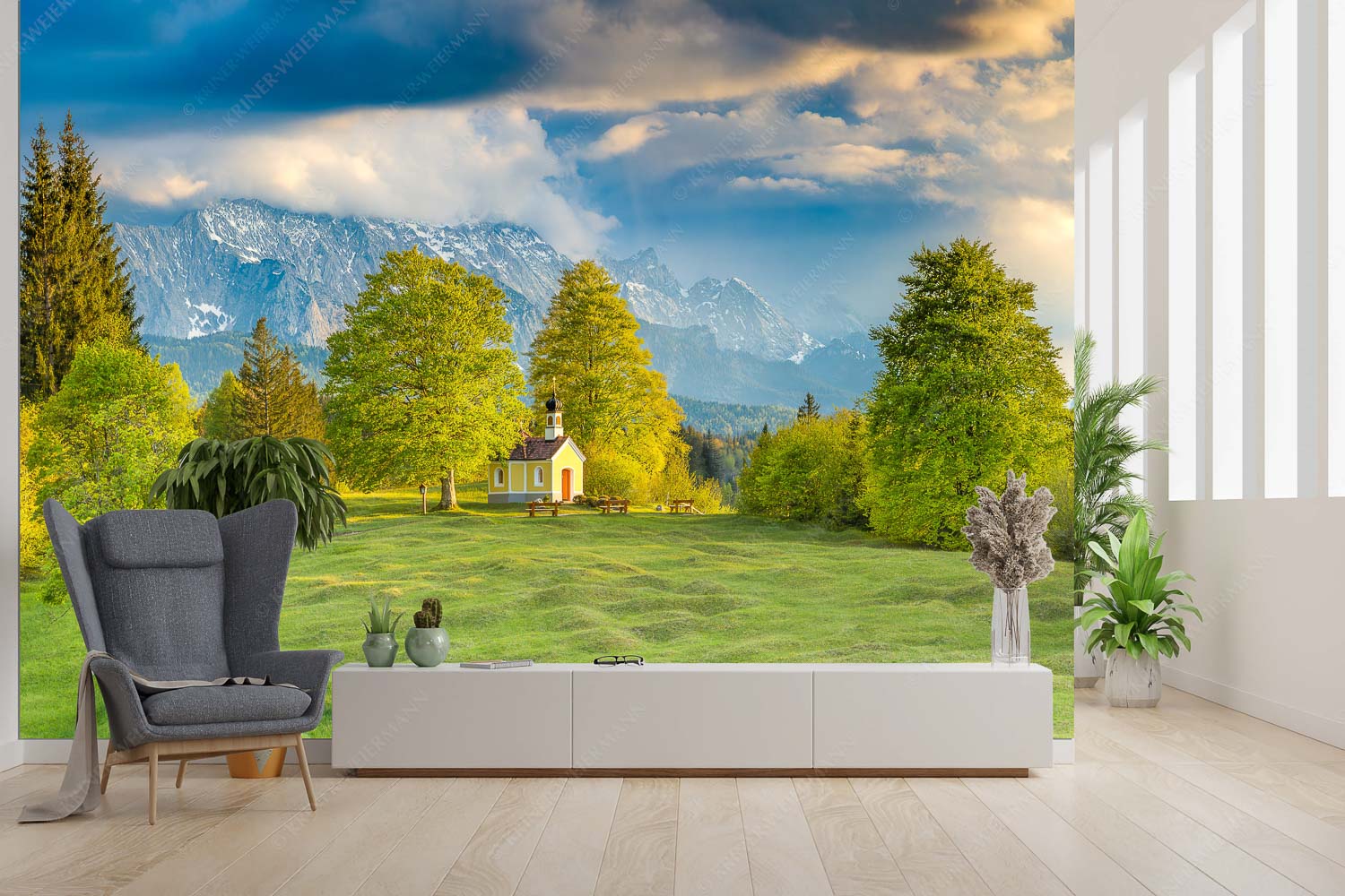 Wettersteinandacht – Fototapete – Größe ca. 300x200cm, Seitenverhältnis 3:2 — Kapelle Maria Rast Krün Blick über die Buickelwiesen und der Kapelle Maria Rast in Krün zum Wettersteingebirge - Wettersteinandacht - Fototapete - Größe ca. 300x200cm, Seitenverhältnis 3:2 - Kapelle Maria Rast Krün - weitere Infos unter https://www.kriner-weiermann.de