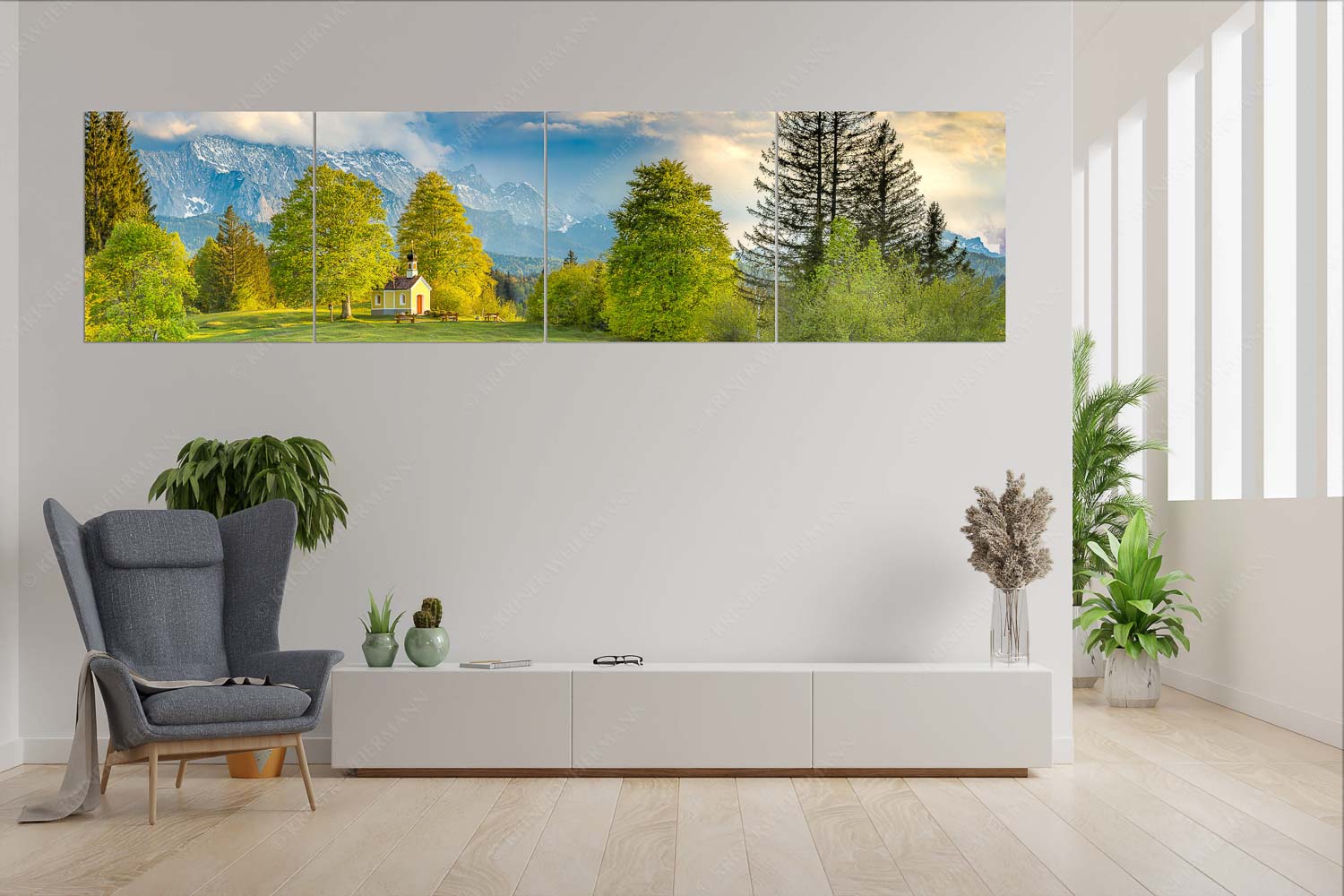 Wettersteinandacht – Wandbild – 4er Split, Größe ca. 280x70cm, Seitenverhältnis 4:1 — Kapelle Maria Rast Krün Blick über die Buickelwiesen und der Kapelle Maria Rast in Krün zum Wettersteingebirge - Wettersteinandacht - Wandbild - 4er Split, Größe ca. 280x70cm, Seitenverhältnis 4:1 - Kapelle Maria Rast Krün - weitere Infos unter https://www.kriner-weiermann.de