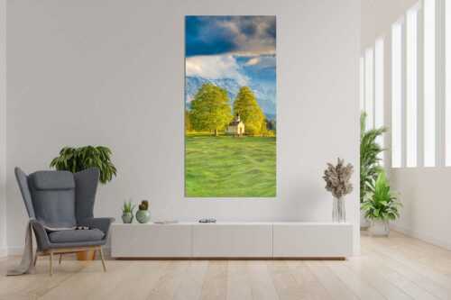 Blick über die Buickelwiesen und der Kapelle Maria Rast in Krün zum Wettersteingebirge - Wettersteinandacht - Wandbild - Größe ca. 90x180cm, Seitenverhältnis 1:2 - Kapelle Maria Rast Krün - weitere Infos unter https://www.kriner-weiermann.de
