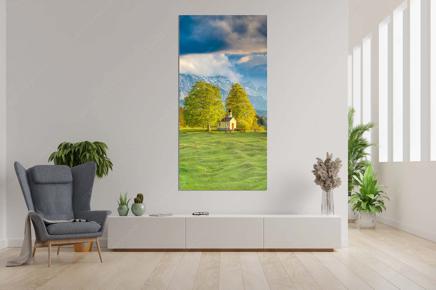 Wettersteinandacht – Wandbild – Größe ca. 90x180cm, Seitenverhältnis 1:2 — Kapelle Maria Rast Krün Blick über die Buickelwiesen und der Kapelle Maria Rast in Krün zum Wettersteingebirge - Wettersteinandacht - Wandbild - Größe ca. 90x180cm, Seitenverhältnis 1:2 - Kapelle Maria Rast Krün - weitere Infos unter https://www.kriner-weiermann.de