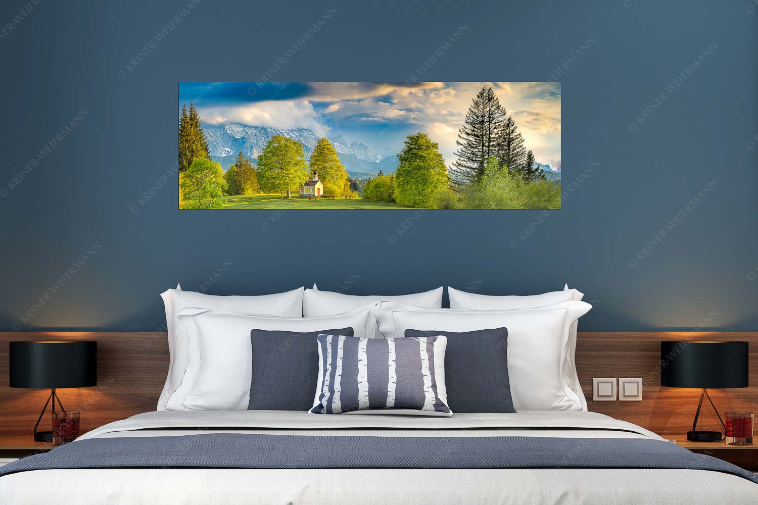 Wettersteinandacht – Wandbild – Größe ca. 180x60cm, Seitenverhältnis 3:1 — Kapelle Maria Rast Krün Blick über die Buickelwiesen und der Kapelle Maria Rast in Krün zum Wettersteingebirge - Wettersteinandacht - Wandbild - Größe ca. 180x60cm, Seitenverhältnis 3:1 - Kapelle Maria Rast Krün - weitere Infos unter https://www.kriner-weiermann.de