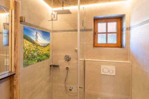 Almwiese am Simetsberg mit Walchensee - Wollgras im Morgenlicht - Glasbild - Größe ca. 120x80cm, Seitenverhältnis 3:2 - Estergebirge Walchensee - weitere Infos unter https://www.kriner-weiermann.de