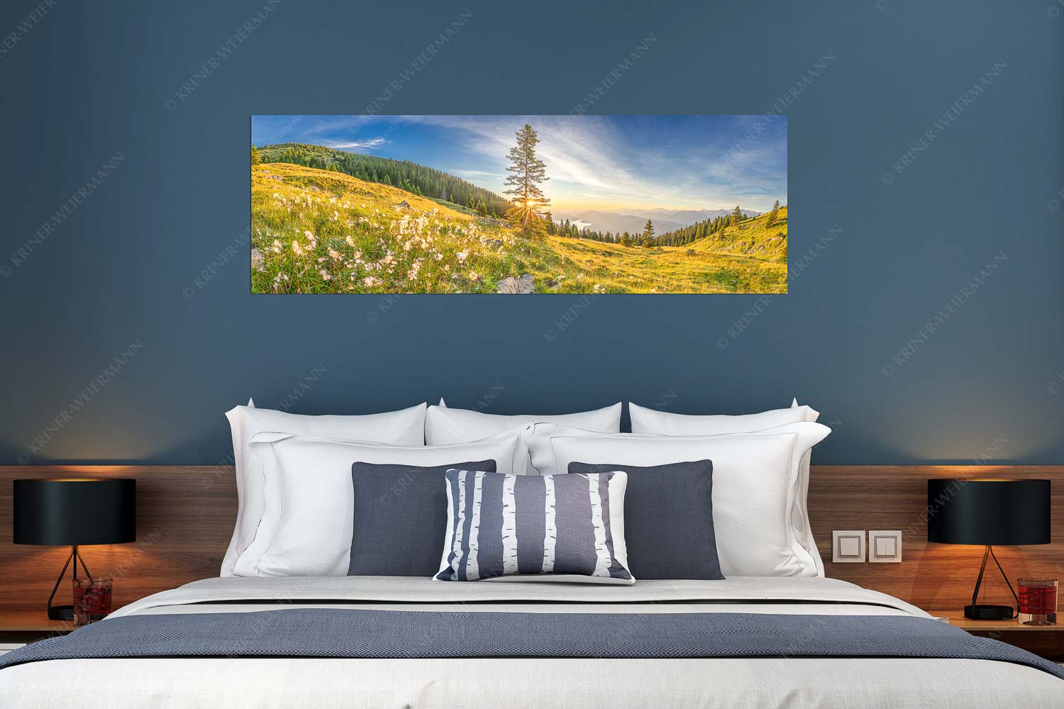 Wollgras im Morgenlicht – Wandbild – Größe ca. 180x60cm, Seitenverhältnis 3:1 — Estergebirge Walchensee Almwiese am Simetsberg mit Walchensee - Wollgras im Morgenlicht - Wandbild - Größe ca. 180x60cm, Seitenverhältnis 3:1 - Estergebirge Walchensee - weitere Infos unter https://www.kriner-weiermann.de