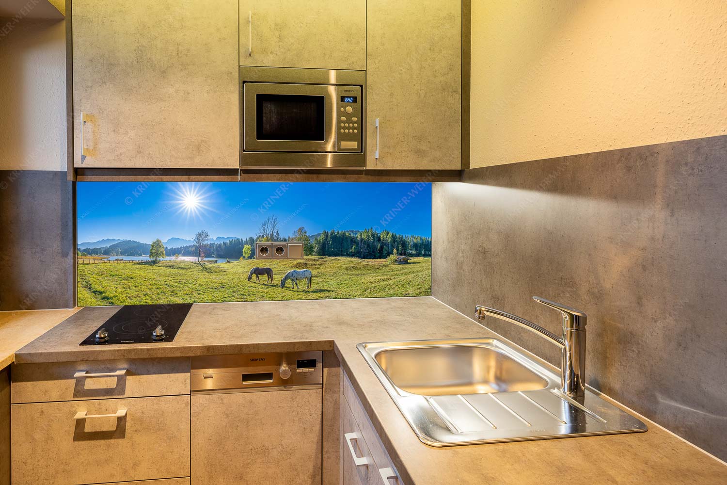 Zwischen Pferd und Berg – Küchenrückwand – Größe ca. 150x60cm, Seitenverhältnis 2,5:1 — Geroldsee Karwendel Zwei Pferde auf Herbstweide vor dem Geroldsee mit Blick zum Wörner im Karwendel - Zwischen Pferd und Berg - Küchenrückwand - Größe ca. 150x60cm, Seitenverhältnis 2,5:1 - Geroldsee Karwendel - weitere Infos unter https://www.kriner-weiermann.de