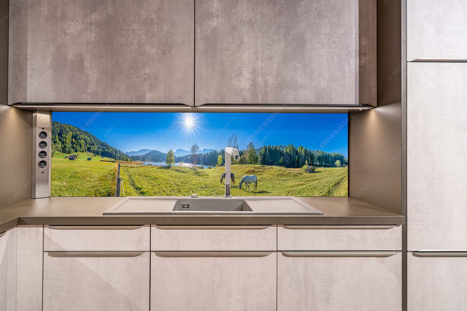 Zwischen Pferd und Berg – Küchenrückwand – Größe ca. 200x50cm, Seitenverhältnis ca: 4:1 — Geroldsee Karwendel Zwei Pferde auf Herbstweide vor dem Geroldsee mit Blick zum Wörner im Karwendel - Zwischen Pferd und Berg - Küchenrückwand - Größe ca. 200x50cm, Seitenverhältnis ca: 4:1 - Geroldsee Karwendel - weitere Infos unter https://www.kriner-weiermann.de