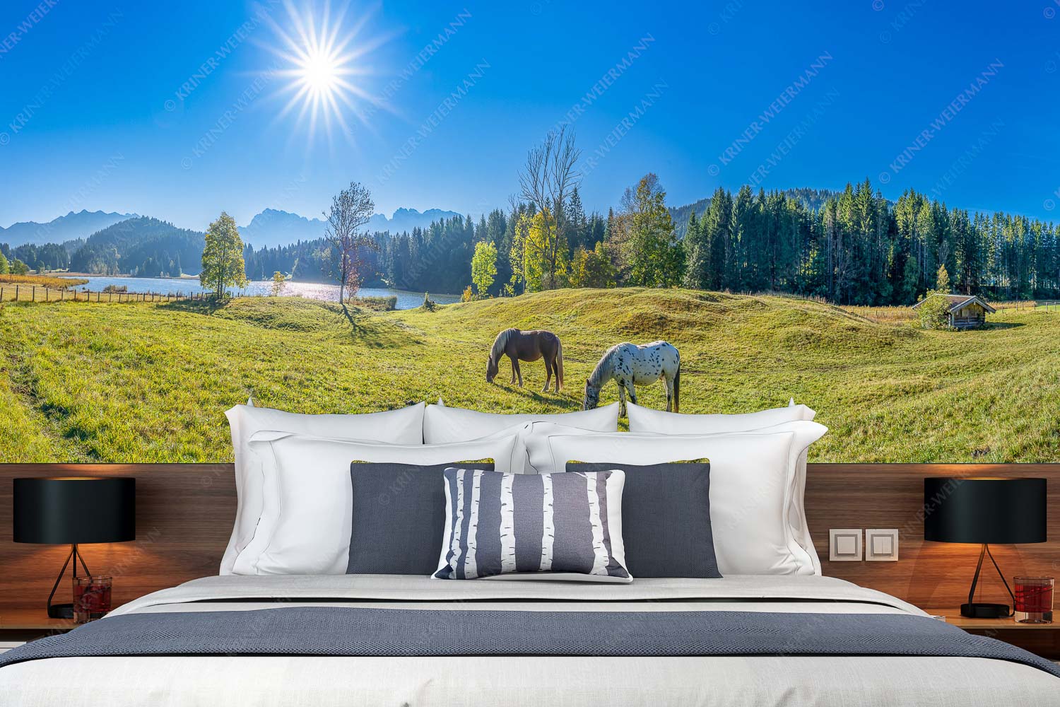 Zwischen Pferd und Berg – Fototapete – Größe ca. 350x140cm, Seitenverhältnis 2,5:1 — Geroldsee Karwendel Zwei Pferde auf Herbstweide vor dem Geroldsee mit Blick zum Wörner im Karwendel - Zwischen Pferd und Berg - Fototapete - Größe ca. 350x140cm, Seitenverhältnis 2,5:1 - Geroldsee Karwendel - weitere Infos unter https://www.kriner-weiermann.de