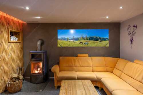 Zwei Pferde auf Herbstweide vor dem Geroldsee mit Blick zum Wörner im Karwendel - Zwischen Pferd und Berg - Wandbild - Größe ca. 180x60cm, Seitenverhältnis 3:1 - Geroldsee Karwendel - weitere Infos unter https://www.kriner-weiermann.de