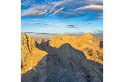 Blick von Alpspitze über Jubiläumsgrat zur Zugspitze - Alpspitzschatten - Seitenverhältnis 1:1 - Hochblassen Jubiläumsgrat Zugspitze - weitere Infos unter https://www.kriner-weiermann.de
