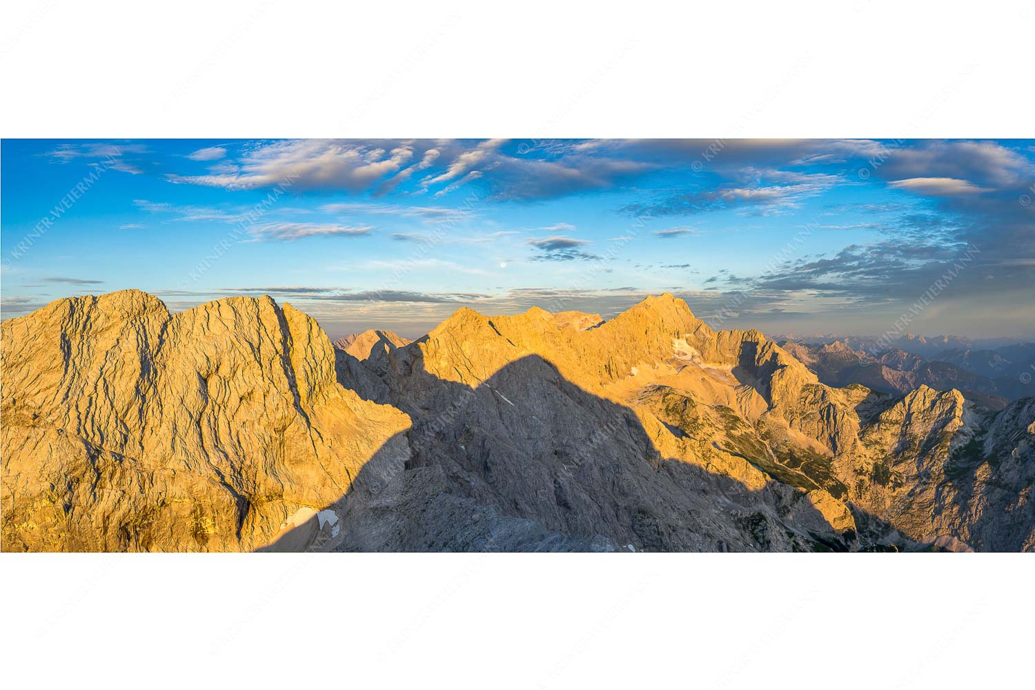 Blick von Alpspitze über Jubiläumsgrat zur Zugspitze - Alpspitzschatten - Seitenverhältnis 2,5:1 - Hochblassen Jubiläumsgrat Zugspitze - weitere Infos unter https://www.kriner-weiermann.de