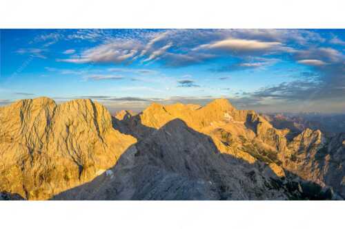 Blick von Alpspitze über Jubiläumsgrat zur Zugspitze - Alpspitzschatten - Seitenverhältnis 2:1 - Hochblassen Jubiläumsgrat Zugspitze - weitere Infos unter https://www.kriner-weiermann.de