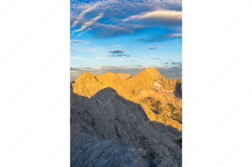 Blick von Alpspitze über Jubiläumsgrat zur Zugspitze - Alpspitzschatten - Seitenverhältnis 2:3 - Hochblassen Jubiläumsgrat Zugspitze - weitere Infos unter https://www.kriner-weiermann.de