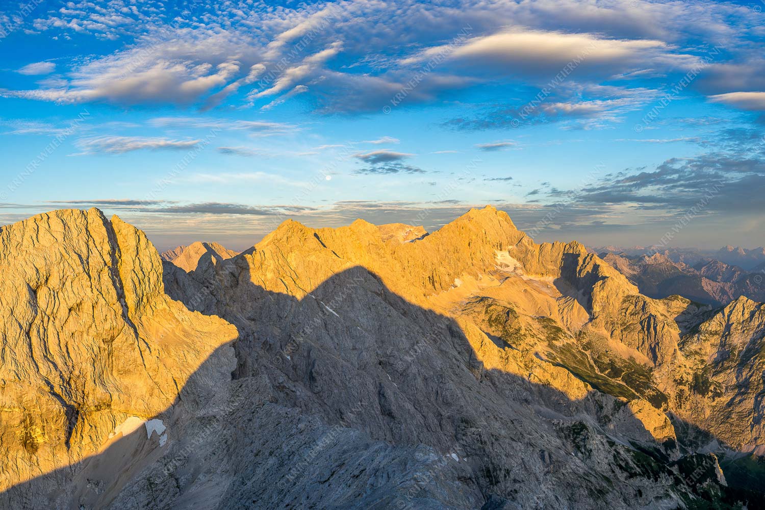 Blick von Alpspitze über Jubiläumsgrat zur Zugspitze - Alpspitzschatten - Seitenverhältnis 3:2 - Hochblassen Jubiläumsgrat Zugspitze - weitere Infos unter https://www.kriner-weiermann.de