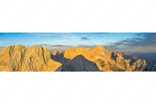 Blick von Alpspitze über Jubiläumsgrat zur Zugspitze - Alpspitzschatten - Seitenverhältnis 4:1 - Hochblassen Jubiläumsgrat Zugspitze - weitere Infos unter https://www.kriner-weiermann.de