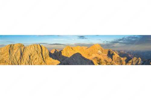Blick von Alpspitze über Jubiläumsgrat zur Zugspitze - Alpspitzschatten - Seitenverhältnis 5:1 - Hochblassen Jubiläumsgrat Zugspitze - weitere Infos unter https://www.kriner-weiermann.de