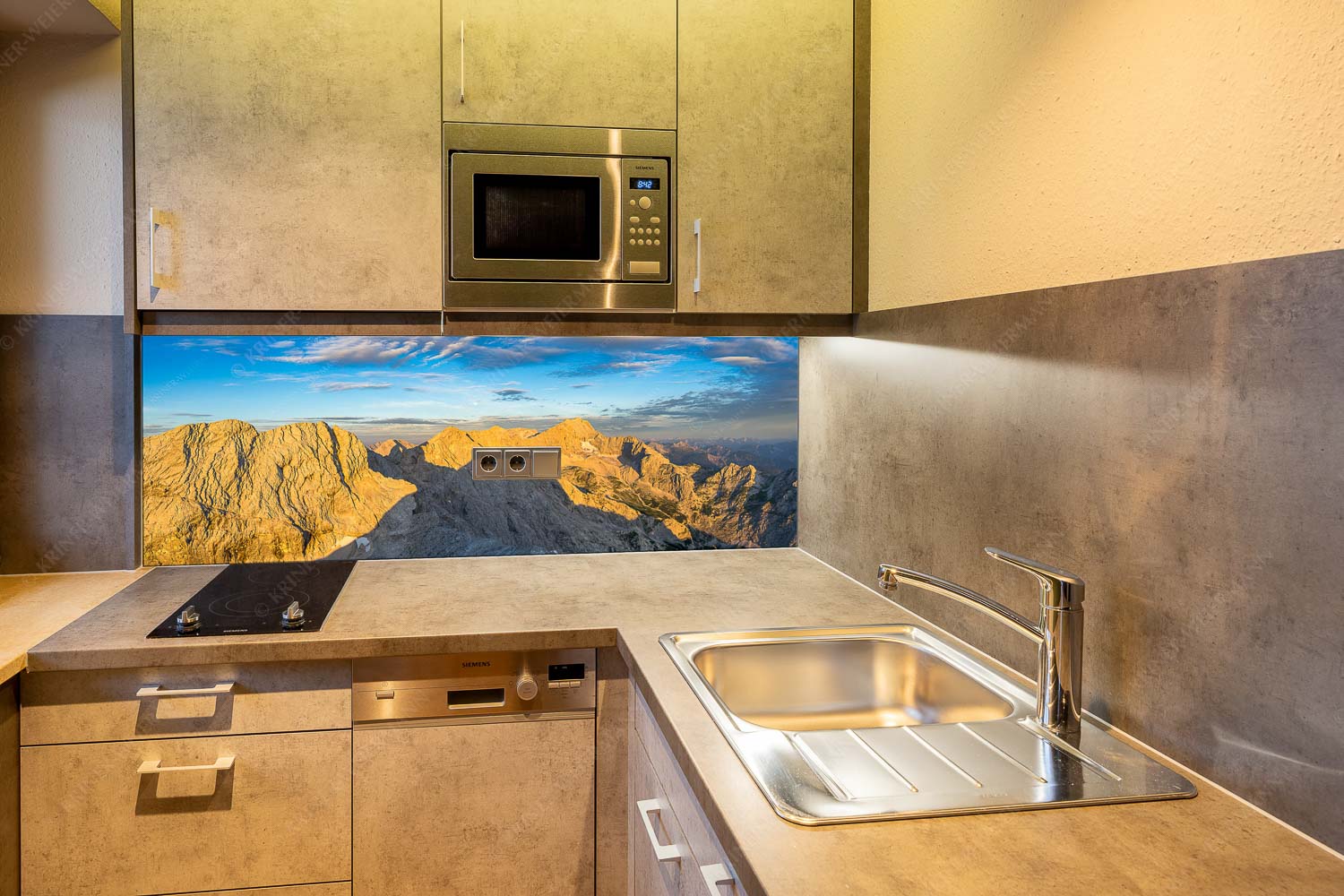 Alpspitzschatten – Küchenrückwand – Größe ca. 150x60cm, Seitenverhältnis 2,5:1 — Hochblassen Jubiläumsgrat Zugspitze Blick von Alpspitze über Jubiläumsgrat zur Zugspitze - Alpspitzschatten - Küchenrückwand - Größe ca. 150x60cm, Seitenverhältnis 2,5:1 - Hochblassen Jubiläumsgrat Zugspitze - weitere Infos unter https://www.kriner-weiermann.de