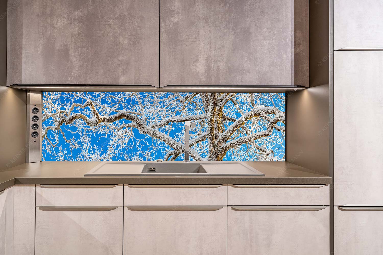 Geäst – Küchenrückwand – Größe ca. 200x50cm, Seitenverhältnis ca: 4:1 — Ahornbaum Winter Neuschnee an altem Ahornbaum - Geäst - Küchenrückwand - Größe ca. 200x50cm, Seitenverhältnis ca: 4:1 - Ahornbaum Winter - weitere Infos unter https://www.kriner-weiermann.de