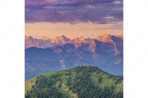 Panoramablick auf die Nordwände des Karwendels im ersten Morgenlicht - Karwendel Erwacht - Seitenverhältnis 1:1 - Alpines Morgenpanorama - weitere Infos unter https://www.kriner-weiermann.de