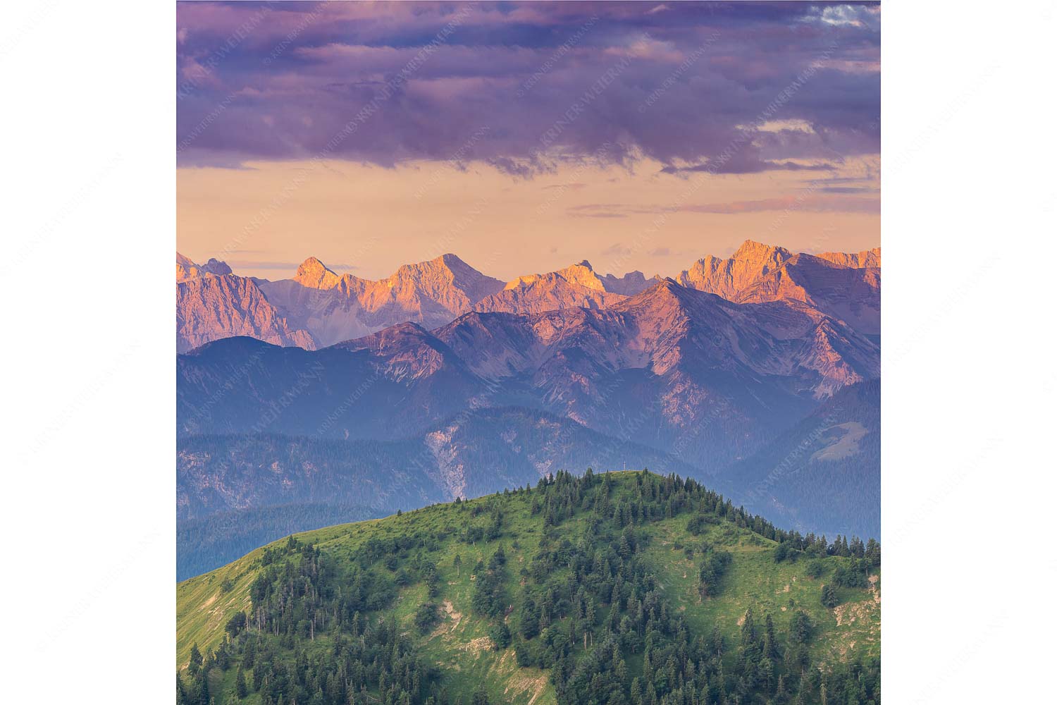 Karwendel Erwacht – Seitenverhältnis 1:1 — Alpines Morgenpanorama Panoramablick auf die Nordwände des Karwendels im ersten Morgenlicht