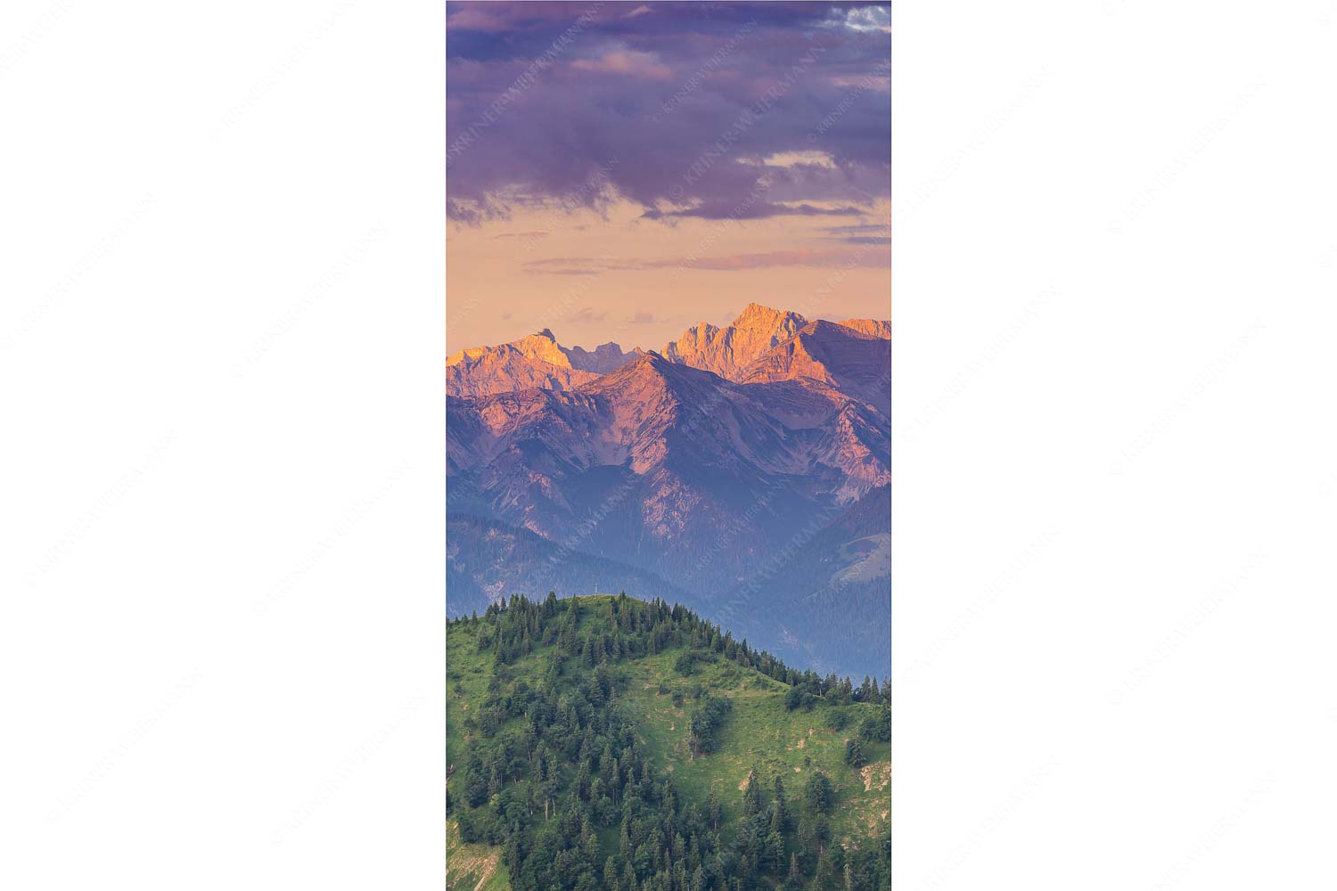 Panoramablick auf die Nordwände des Karwendels im ersten Morgenlicht - Karwendel Erwacht - Seitenverhältnis 1:2 - Alpines Morgenpanorama - weitere Infos unter https://www.kriner-weiermann.de