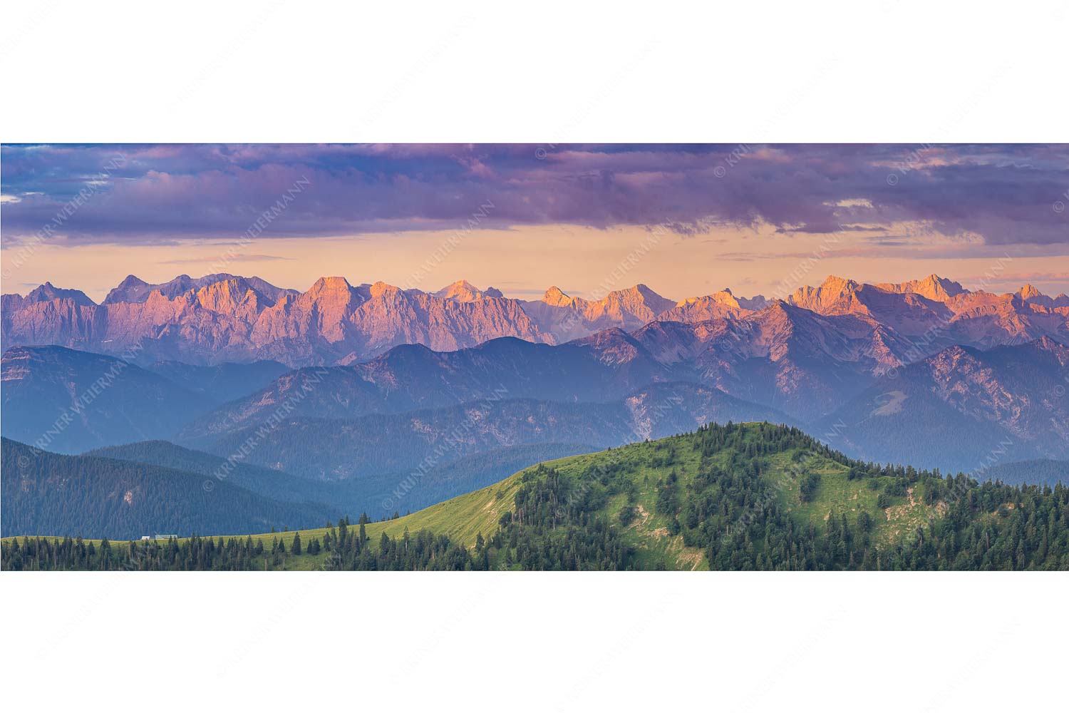 Panoramablick auf die Nordwände des Karwendels im ersten Morgenlicht - Karwendel Erwacht - Seitenverhältnis 2,5:1 - Alpines Morgenpanorama - weitere Infos unter https://www.kriner-weiermann.de