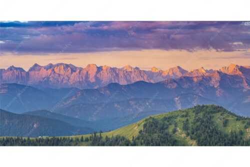 Panoramablick auf die Nordwände des Karwendels im ersten Morgenlicht - Karwendel Erwacht - Seitenverhältnis 2:1 - Alpines Morgenpanorama - weitere Infos unter https://www.kriner-weiermann.de