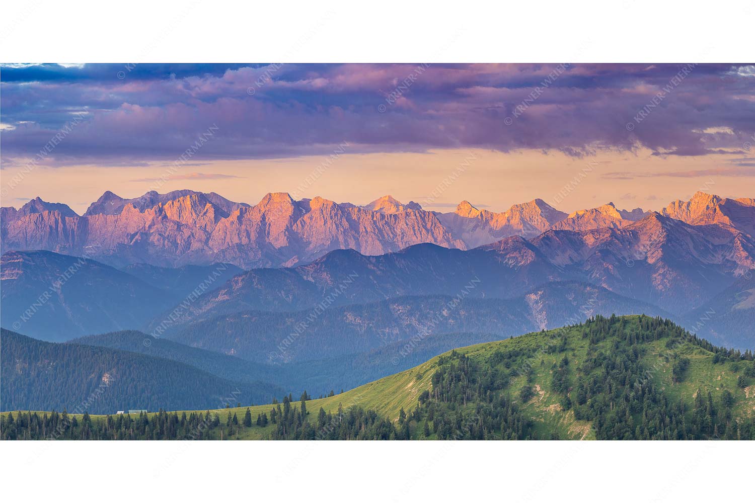 Panoramablick auf die Nordwände des Karwendels im ersten Morgenlicht - Karwendel Erwacht - Seitenverhältnis 2:1 - Alpines Morgenpanorama - weitere Infos unter https://www.kriner-weiermann.de