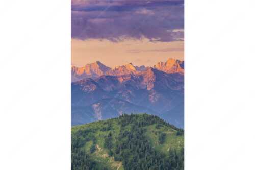Panoramablick auf die Nordwände des Karwendels im ersten Morgenlicht - Karwendel Erwacht - Seitenverhältnis 2:3 - Alpines Morgenpanorama - weitere Infos unter https://www.kriner-weiermann.de